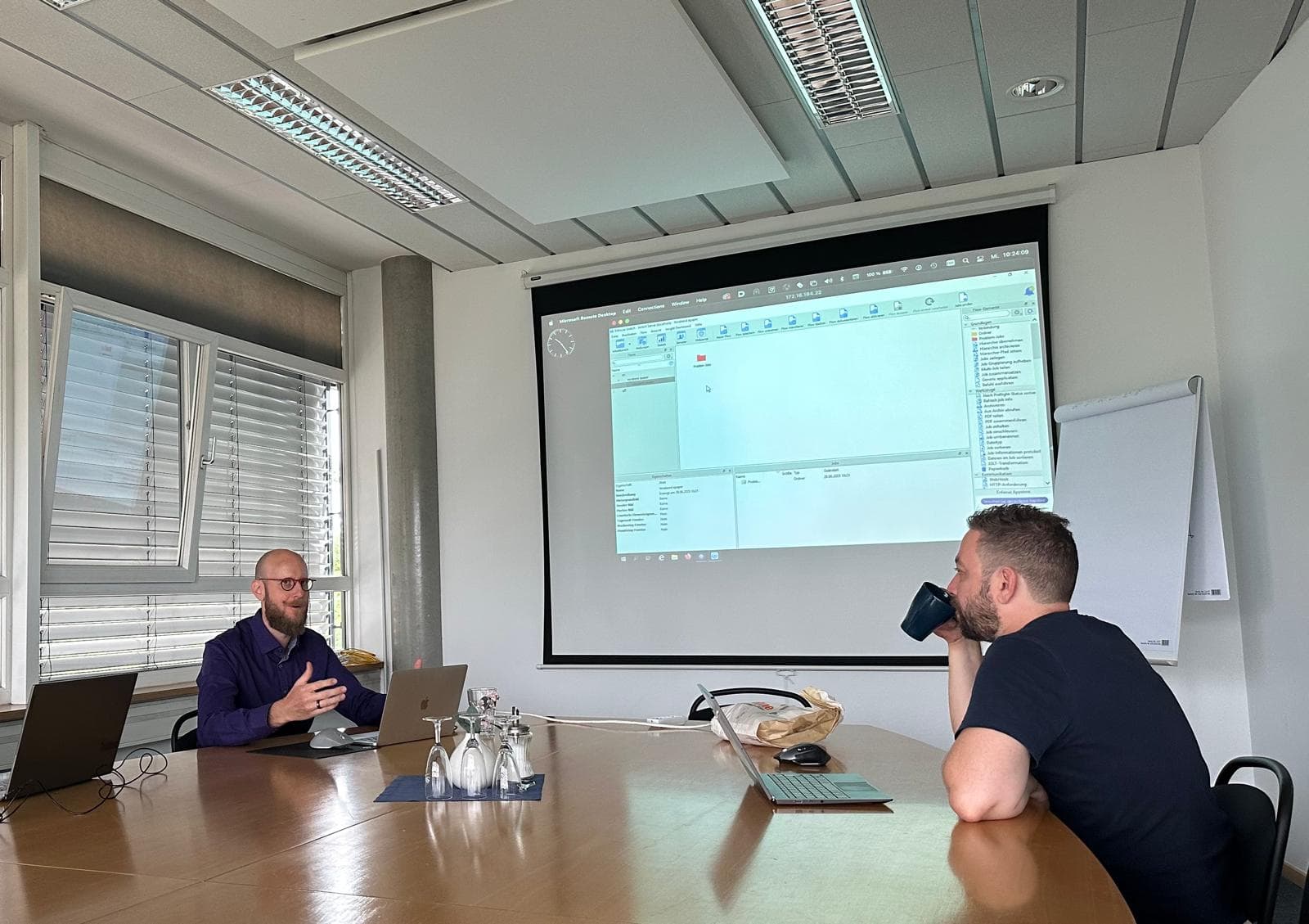 Workshop Teilnehmer beim Analysieren von Prozessen