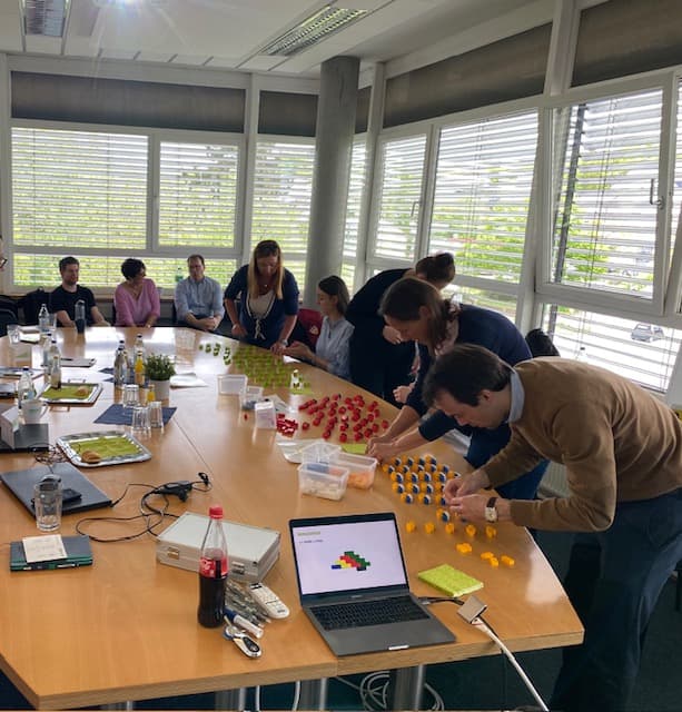 Workshop Teilnehmer beim Analysieren von Prozessen